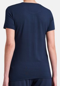 Mörkblå kortärmad t-shirt i mjukt material, med rund halsringning och en slät yta samt en ren, enkel design.
