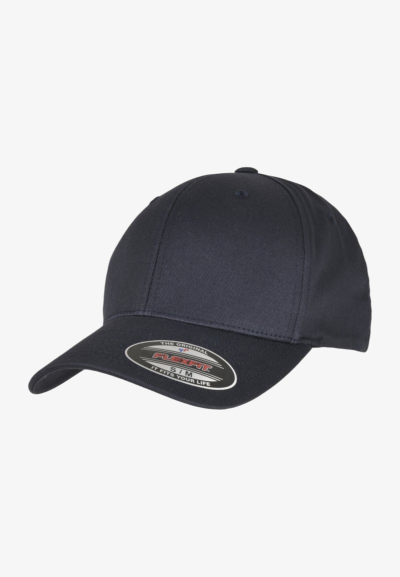 Cască de baseball bleu marin, confecționată din material textil, cu o margine curbată, având un etichetă Flexfit pe partea din față. Designul este simplu, fără modele.