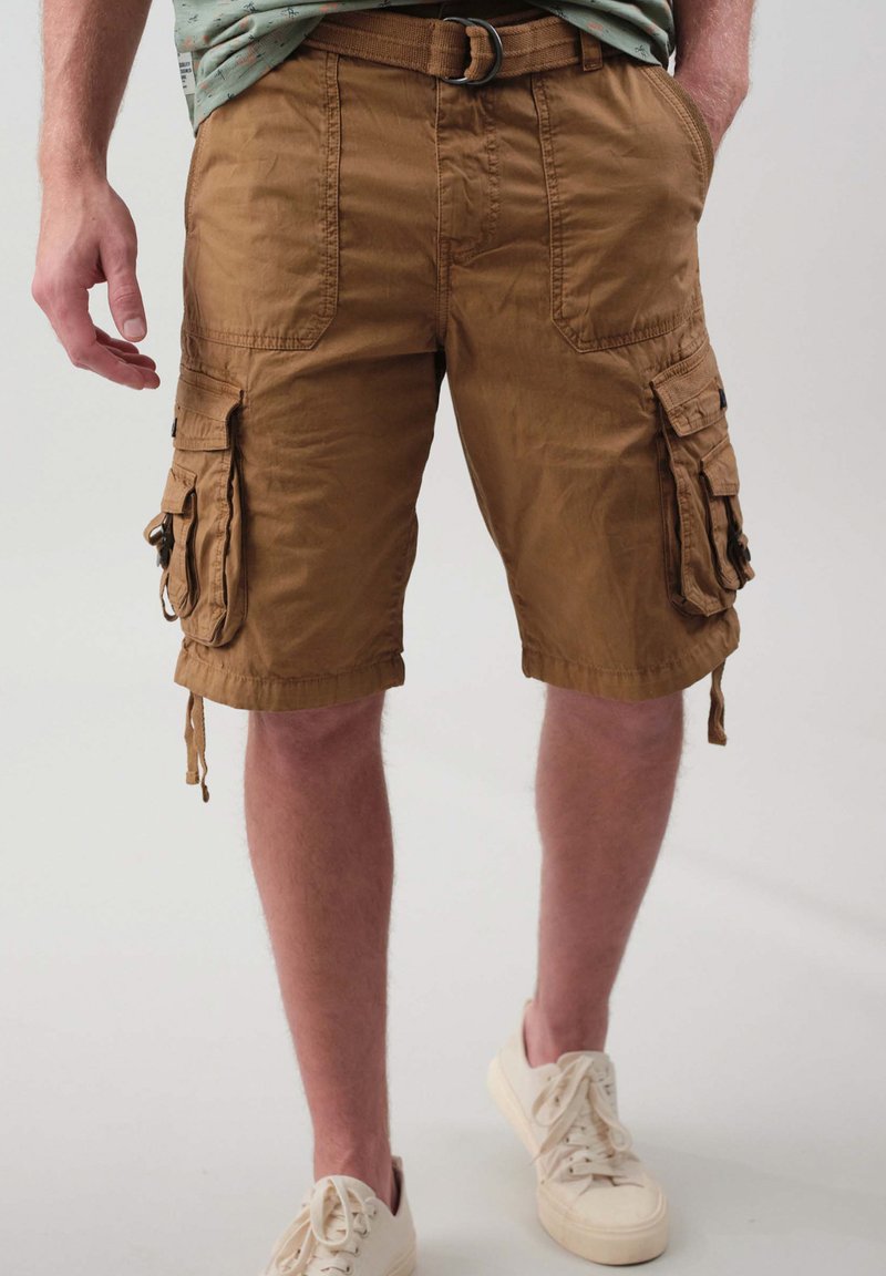 Khaki cargoshorts met meerdere zijzakken, koord onderaan, en een riem. Gemaakt van lichtgewicht stof, met een kreukelige textuur.