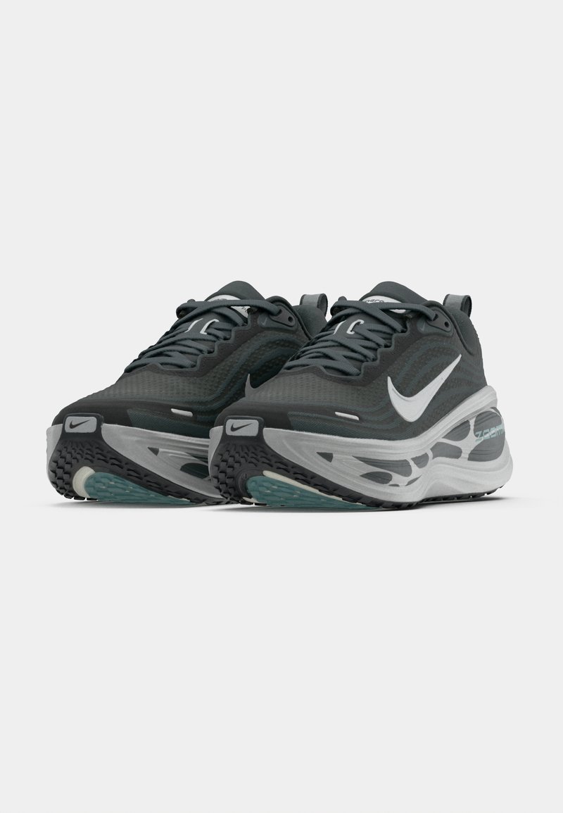 Nike-Laufschuhe mit einem dunkelgrauen Mesh-Obermaterial, einer hellgrauen Zwischensohle, einer strukturierten Sohle und weißen Akzenten, die mit komplizierten Designlinien und Schnürsenkeln ausgestattet sind.