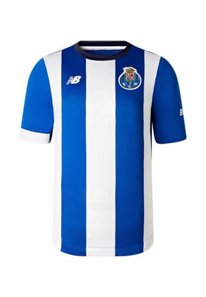 Maglia da calcio a righe blu e bianche realizzata in tessuto traspirante. Presenta un colletto tondo, maniche corte e lo stemma della squadra sul petto.