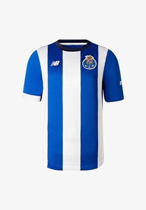 Maillot de football rayé bleu et blanc en tissu respirant. Doté d'un col rond, de manches courtes et d'un blason d'équipe sur la poitrine.