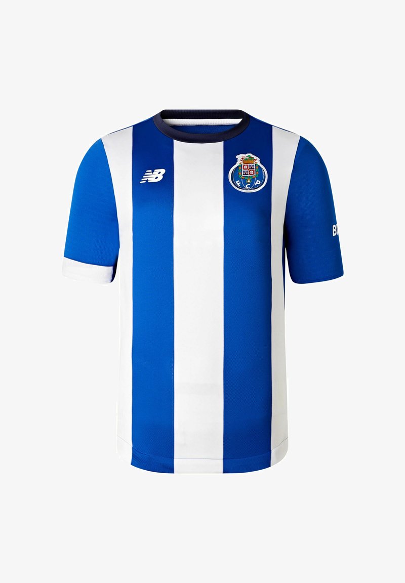 Maillot de football rayé bleu et blanc en tissu respirant. Doté d'un col rond, de manches courtes et d'un blason d'équipe sur la poitrine.