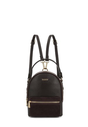Petit sac à dos en cuir noir avec une poche à fermeture éclair dorée, des bretelles ajustables, une poignée supérieure et un logo de marque doré "kazar" à l'avant.