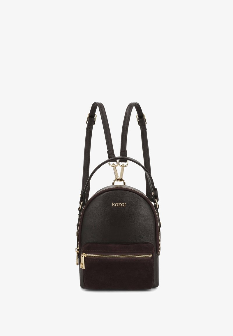 Petit sac à dos en cuir noir avec une poche à fermeture éclair dorée, des bretelles ajustables, une poignée supérieure et un logo de marque doré "kazar" à l'avant.