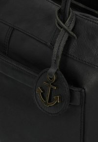 Borsa a tracolla in pelle nera con superficie testurizzata, caratterizzata da un charm a forma di ancoraggio metallico e da un compartimento con zip cucito.