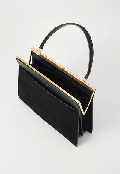 Melnas zamšādas rokassoma ar strukturētu dizainu, zelta tonis metāla rāmis un augšējais rokturis. Iespējama atvērta nodalījuma un gluda tekstūra.