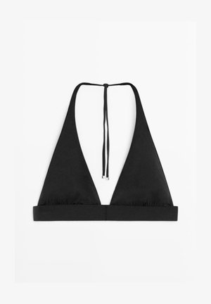 Haut de bikini triangle noir avec fines lanières nouées autour du cou et large bande sous la poitrine, posé à plat sur fond blanc.