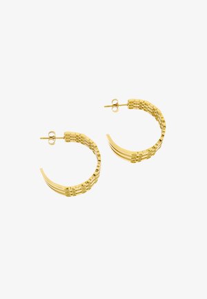 Goudkleurige brede oorringen met een gestructureerd, gelaagd ontwerp en sluitingen met een pen aan de achterkant, op een witte achtergrond.