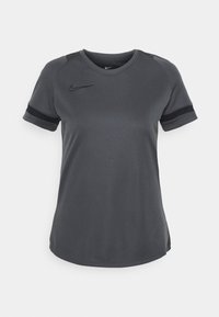 Grå atletisk t-shirt med korta ärmar, svarta accenter på ärmarna, rund halsringning och en liten Nike-logotyp på bröstet.