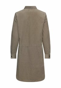 Robe-shirt à manches longues vert olive avec un col, un pli dans le dos et des poignets boutonnés ; fabriquée en tissu texturé à rayures verticales.