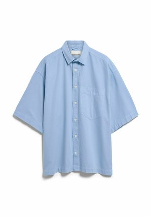 Hellblaues, kurzärmeliges Hemd mit Knöpfen, Kragen und Brusttasche, flach auf weißem Hintergrund dargestellt.