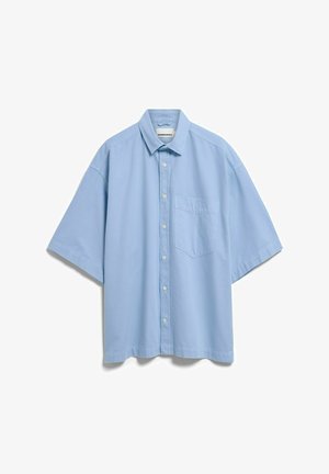 Camicia celeste, a maniche corte, con bottoni, collo e taschino sul petto, mostrata distesa su sfondo bianco.