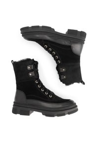 Zwarte enkellaarzen met een mix van suède en leer. Dikke rubberen zool met gestructureerde accenten. Vetersluiting met metalen hardware.