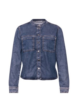 Veste en denim à manches longues, boutons-pression sur le devant, deux poches poitrine et un col rond sur fond blanc.