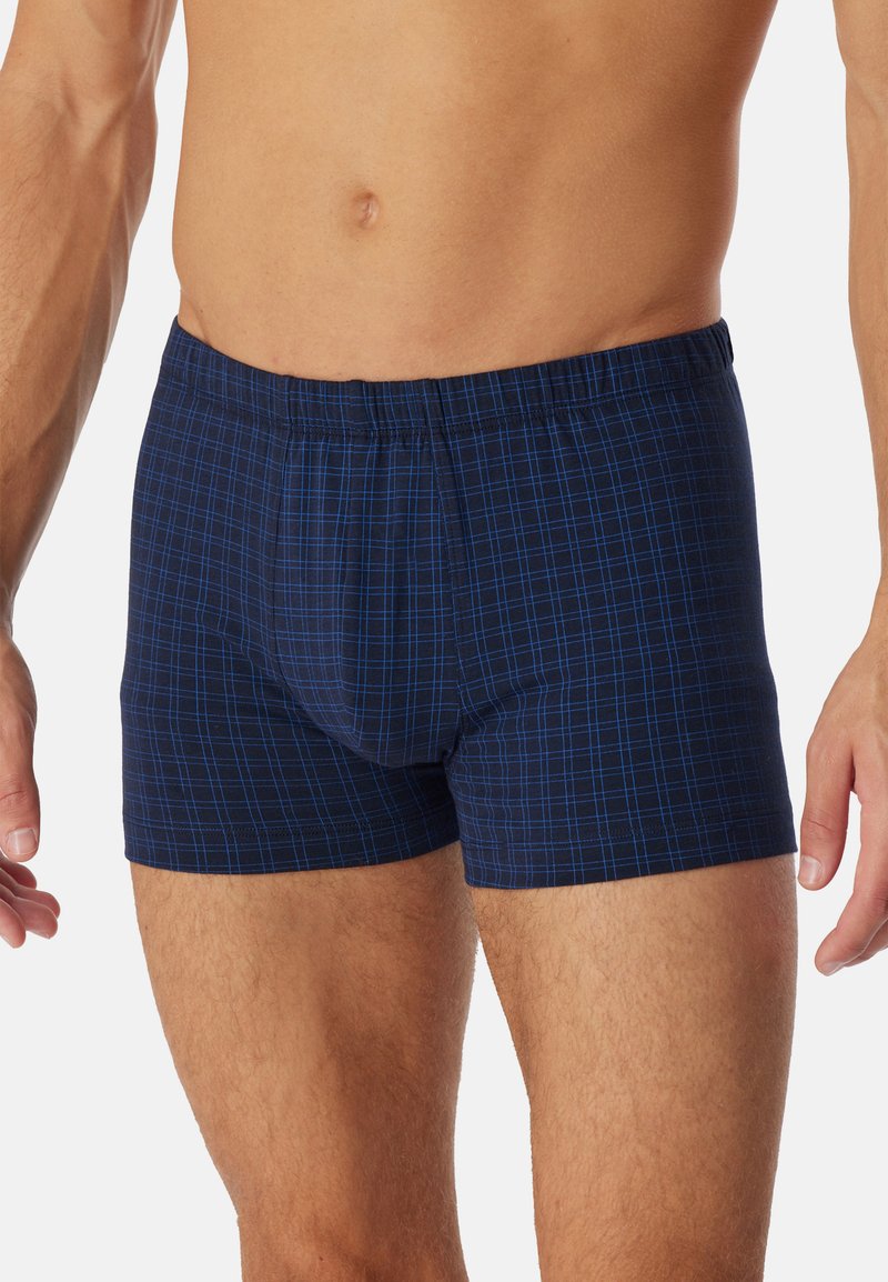 Marineblaue Boxershorts mit kariertem Muster aus blauen Linien, elastischem Bund und mittlerer Oberschenkellänge. Hergestellt aus einem weichen, atmungsaktiven Stoff.
