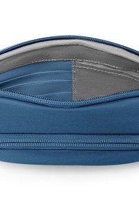 Sininen kangaspussi, jossa on vetoketjukiinnitys. Pussissa on sileä sisävuori ja useita korttipaikkoja eri sinisen ja harmaan sävyissä.