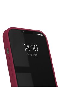 Smarttelefon med burgunder silikondeksel, rektangulær form, svart skjerm som viser tid. Sideknapper synlige; minimalistisk design.