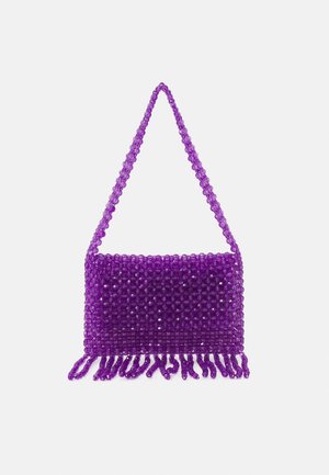 Petit sac à main violet fait de perles entrelacées avec une anse en perles bouclée et une frange le long du bord inférieur.