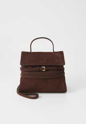 Braune Wildleder-Handtasche mit strukturiertem Design, Obergriff und abnehmbarem Schulterriemen. Verfügt über einen Klappenverschluss und Akzente in goldfarbener Hardware.