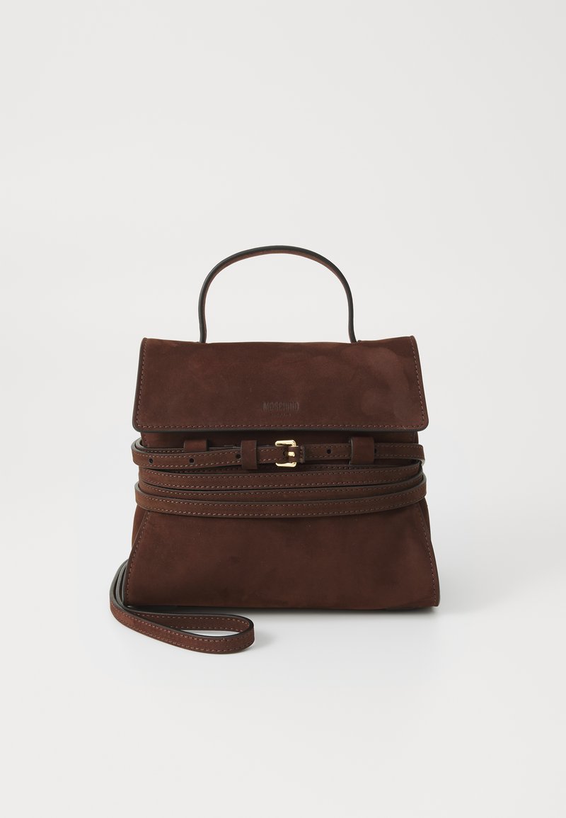 Geantă de mână din suede maro, cu un design structurat, mânere superioare și bretea detașabilă. Include o închidere cu clapetă și accente din metal auriu.