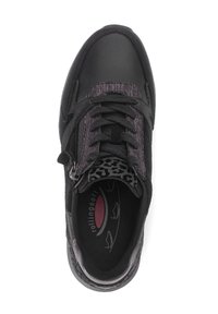 Scarpa nera con un design testurizzato in nero e viola. Presenta un esterno in pelle liscia, lacci e un interno con stampa leopardata.