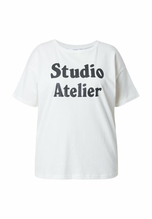 Biała bawełniana koszulka o luźnym kroju, z wyraźnym czarnym napisem "Studio Atelier". Prosty design z krótkimi rękawami.