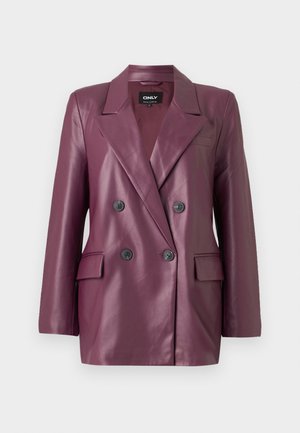 Blazer de cuero sintético burdeos con solapas de pico, dos bolsillos frontales y botones negros. Textura suave y ajuste entallado.