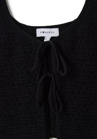 Schwarze Strickjacke mit texturiertem Muster, Rundhalsausschnitt und vorderem Bindeband. Das Etikett zeigt die Größeninformation.