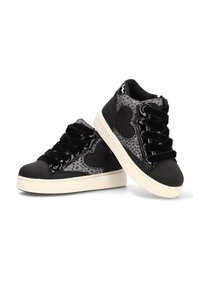 Zapatillas altas negras y grises con cordones de terciopelo, parches en forma de corazón en los laterales y suelas de goma blanca, exhibidas sobre un fondo blanco.