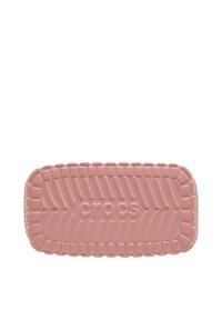 Roze rubberen Crocs-zool met een gestructureerd loopvlakpatroon, met in het midden de gegraveerde merknaam "CROCS".