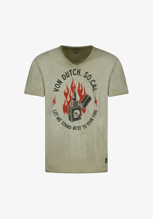 T-shirt à manches courtes vert olive avec un col en V, présentant des graphiques noirs et rouges de flammes, d'un briquet, et du texte en cercle.