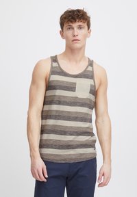 Grå og beige stribet tanktop med rund halsudskæring og en lille brystlomme. Lavet af et struktureret, letvægtsstof.