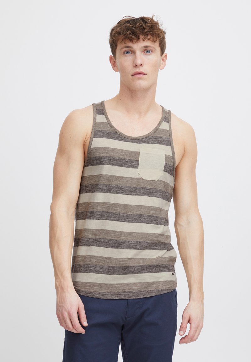 Grå og beige stribet tanktop med rund halsudskæring og en lille brystlomme. Lavet af et struktureret, letvægtsstof.