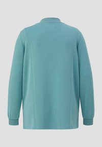 Pulóver verde de manga larga con cuello, confeccionado en un tejido suave, con una textura lisa y costuras discretas a lo largo de la parte posterior.