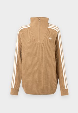 Brązowy sweter żebrowany z wysokim kołnierzem i pół zamkiem, z trzema białymi paskami wzdłuż rękawów i małym logo na klatce piersiowej.