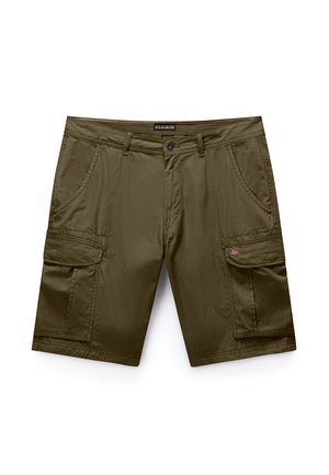 Shorts cargo vert olive avec poches avant, fermeture à bouton, passants de ceinture, et petit détail avec drapeau norvégien sur le rabat de la poche droite.