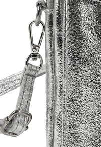 Zilverkleurige metallic handtas met een gestructureerde lederen afwerking, een stevige metalen clip en een soepel verstelbare riem.