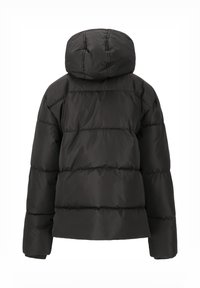 Sort puffjakke med hætte, der har quiltede sektioner og en glat, blank overflade. Designet er klodset med en cropped længde.