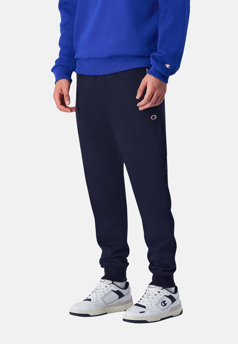 Marineblauwe joggingbroek van een zachte katoenmix, met een elastische tailleband en taps toelopende pijpen. Logo-accent aan de linkerdij.