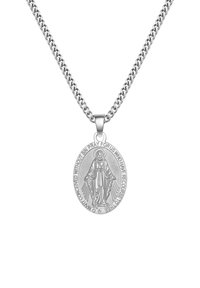 Hopeaketju, jossa on ovaalikoriste, jossa on yksityiskohtaisesti kaiverrettu hahmo, jonka ympärillä on tekstiä reunoilla.