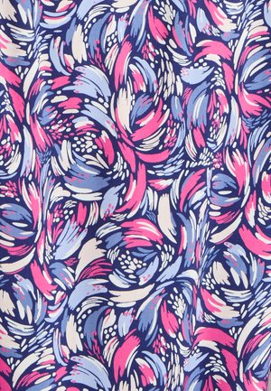 Geweven stof met draaiende vormen in blauw, roze, crème en marineblauw. Bevat florale elementen en gevarieerde penseelstreektexturen.