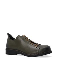 Groene leren schoenen met een ronde neus, contrasterende oranje veters, rubberen zool en decoratieve stiksels langs de rand.