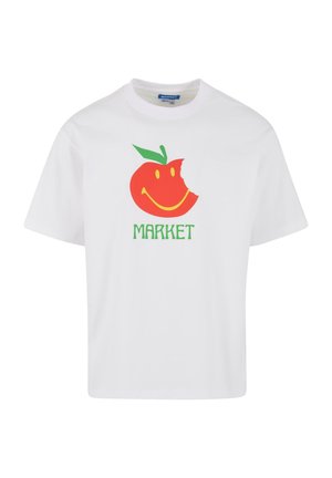 Valge puuvillane T-särk, millel on värvikas graafika punasest tomatist, millest on amps võetud, naeratades, ning sõna "TURUL" allpool rohelises värvis.