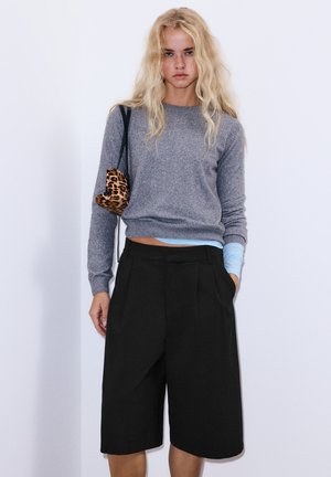 PULL&BEAR, TAILORED FIT TAILORED BERMUDA SHORTS WITH PLEATS - Short - black