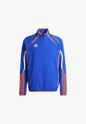 Blaues Sportjacke mit orangen Akzenten. Hat einen hohen Kragen, einen durchgehenden Reißverschluss und weiße Streifen an den Ärmeln. Leichtes Material.