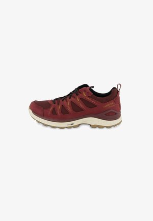 Rot und schwarze Sportschuhe mit einem Obermaterial aus Netzgewebe, Gummisohle und einzigartigen Ausschnitten für Atmungsaktivität. Verfügt über ein robustes Schnürsystem und eine gepolsterte Ferse.