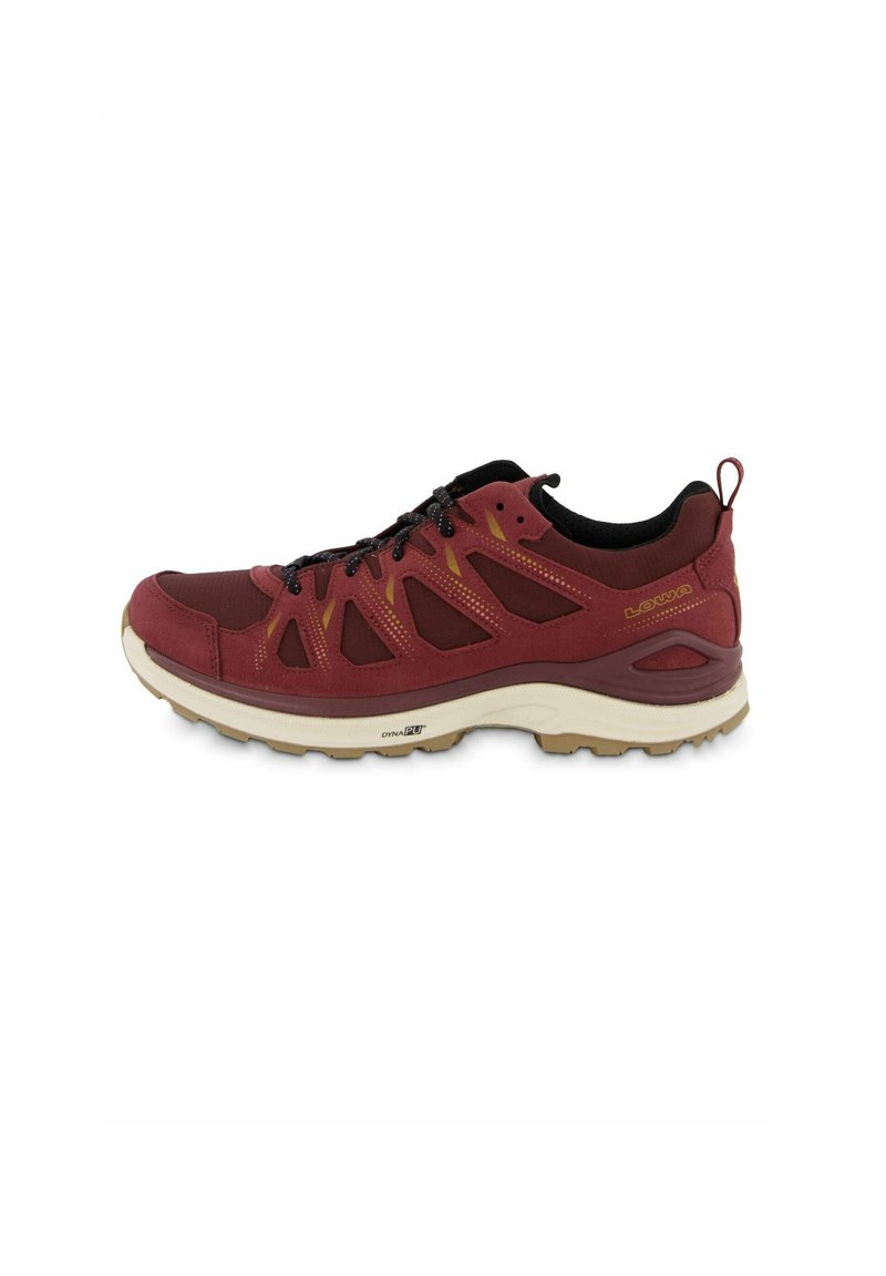 Červeno-černá atletická bota s síťovaným svrškem, gumovou podrážkou a unikátními výřezy pro ventilaci. Disponuje pevným šněrovacím systémem a polstrovanou patou.