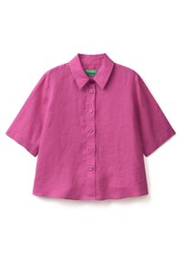 Košile s krátkým rukávem ve výrazné růžové barvě, vyrobená z lehké látky. Má límeček a zapínání na knoflíky vpředu s knoflíky ve stejné barvě.