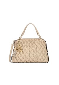 Borsa a tracolla beige trapuntata con una forma strutturata, caratterizzata da un ciondolo d'oro rimovibile, hardware argento e doppi manici superiori.